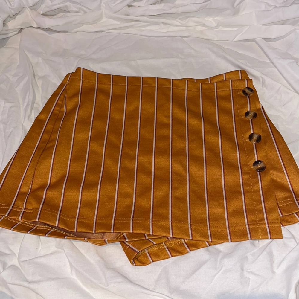 Short/ skirt. Zip up with decorative buttons